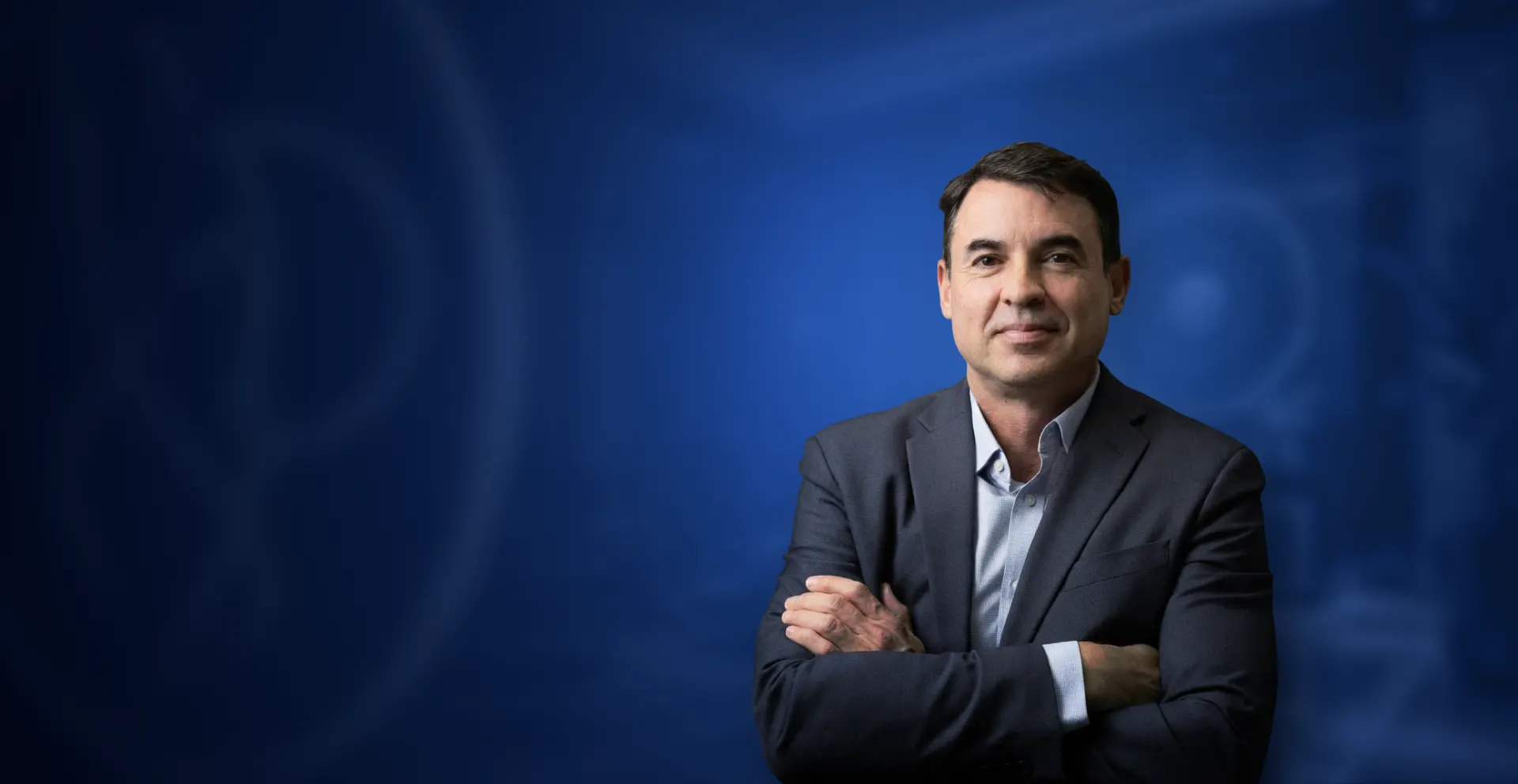 Dr. Edson Prata Jr., cirurgião plástico, de braços cruzados e terno